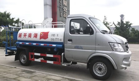 藍(lán)牌灑水車最大能幾噸的_北汽昌河2方綠化灑水車廠家價(jià)格