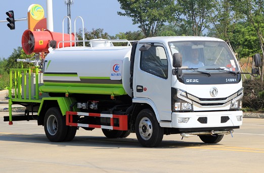 5噸灑水車型號及價格_國六5噸東風(fēng)多利卡帶霧炮灑水車廠家價格